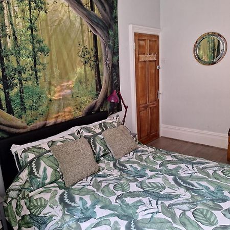 Todmorden Bed & Breakfast - The Toothless Mog Walsden Exterior foto